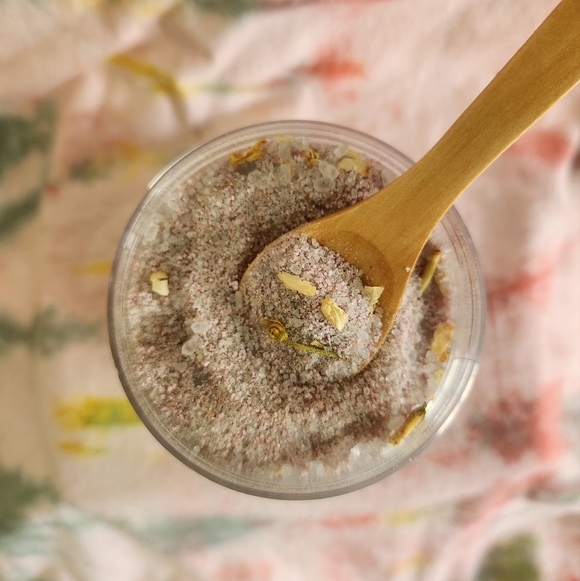 Handmade Lavish Love fizzy bath salts - Picture 3 of 4